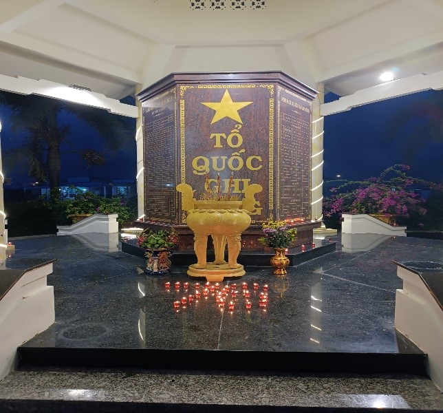 Tham dự Lễ thắp nến tri ân các anh hùng liệt sĩ tại nhà bia tưởng niệm xã Phước Lý