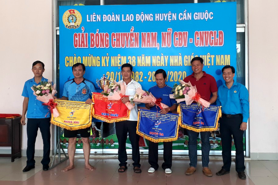 Hưởng ứng giải đánh bóng chuyền nam, nữ  CĐV-CNVCNLĐ chào mừng 38 năm Ngày Nhà giáo Việt Nam của Liên đoàn lao động huyện Cần Giuộc tổ chức
