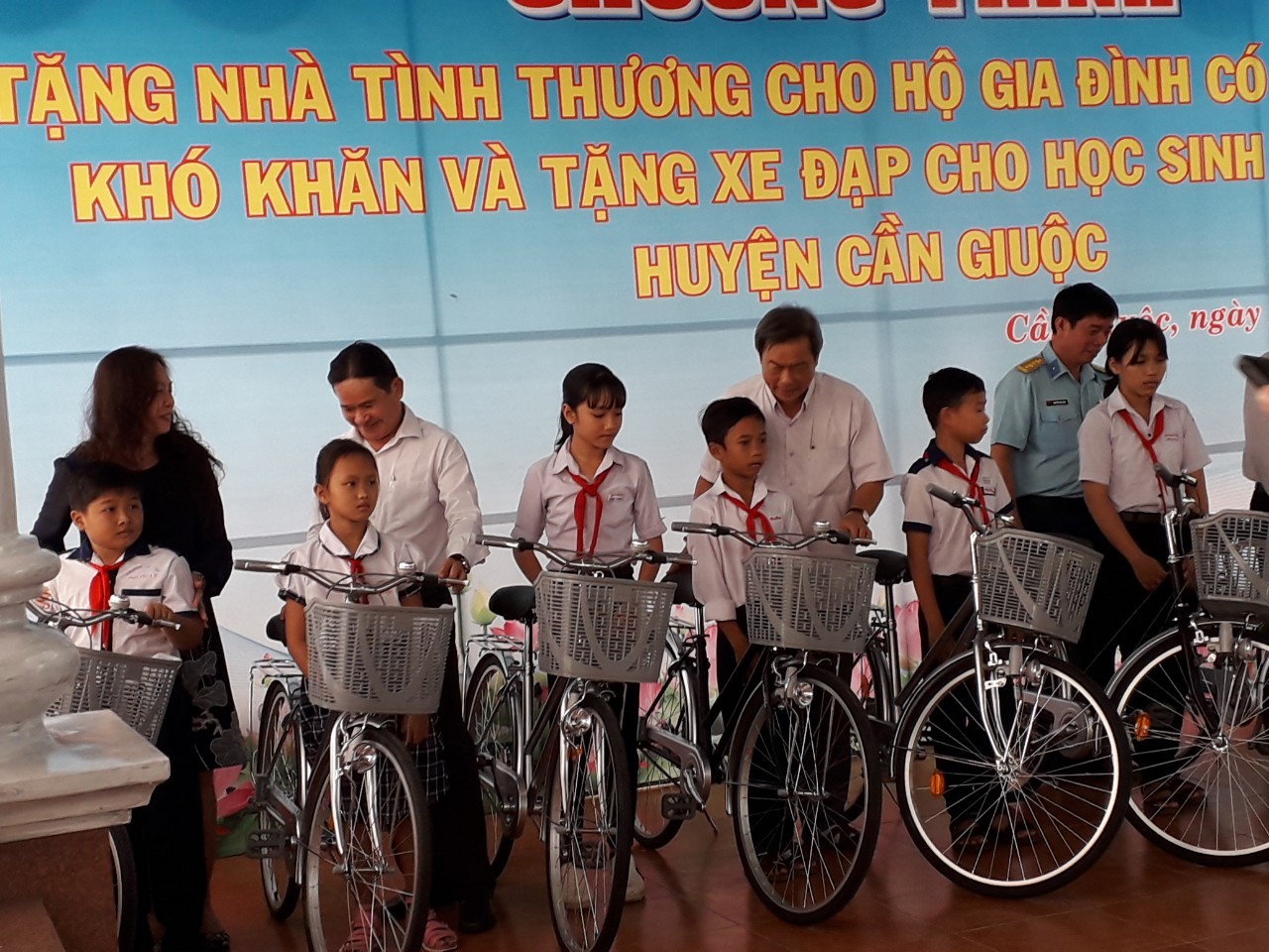 Chương trình tặng nhà tình thương cho hộ gia đình có hoàn cảnh khó khăn và tặng xe đạp cho học sinh hiếu học huyện Cần Giuộc
