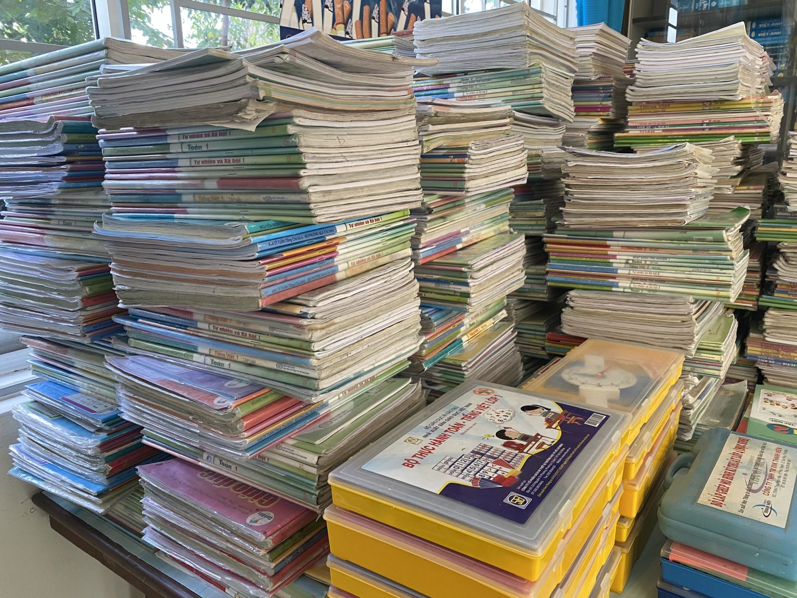 Trao tặng sách cũ cho học sinh có hoàn cảnh khó khăn năm 2022