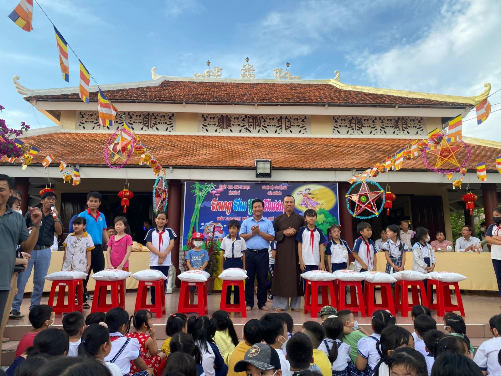 Ủy ban nhân dân xã Phước Lý phối hợp với chùa Phước Ân tổ chức đêm hội trăng rằm cho các em học sinh trường Tiểu học Phước Lý